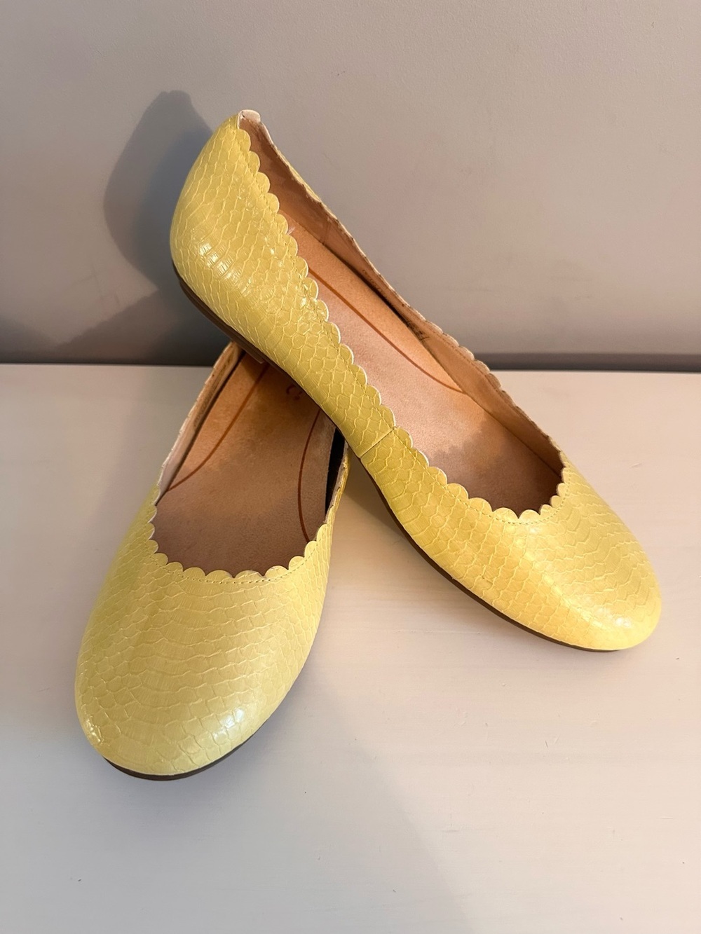 VIONIC Julieta Ballet Flats Scalloped Outer, Soft Yellow, Size 8.5, LIKE NEW